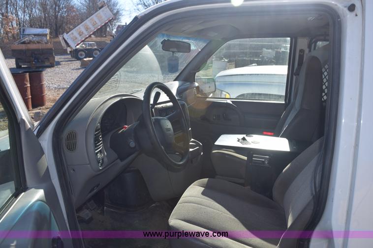 image for item E6095 2001 GMC Safari van