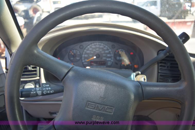 image for item E6095 2001 GMC Safari van