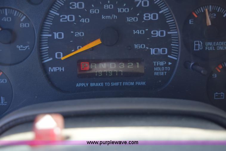 image for item E6095 2001 GMC Safari van