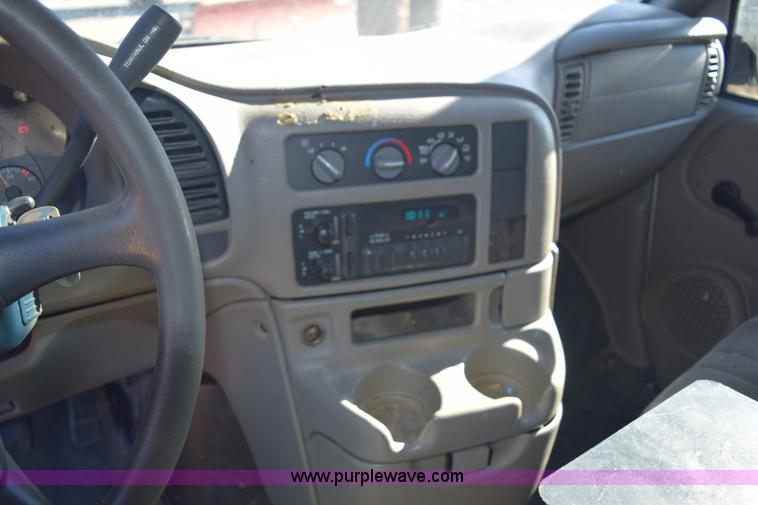 image for item E6095 2001 GMC Safari van