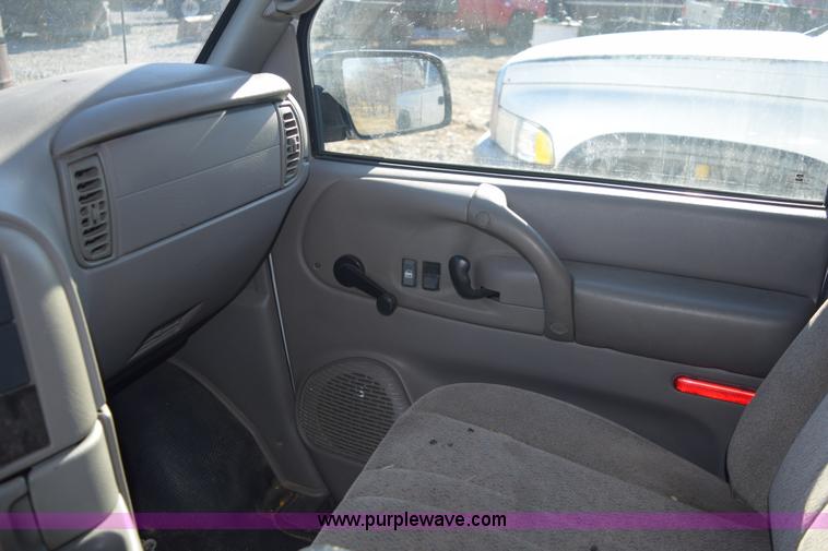 image for item E6095 2001 GMC Safari van