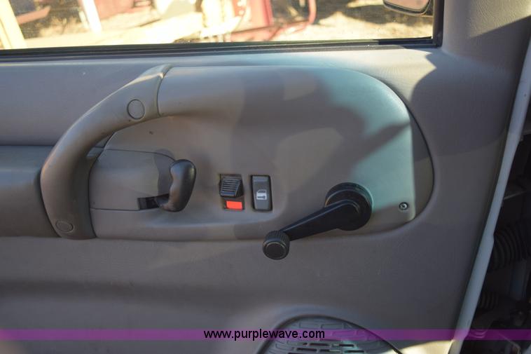 image for item E6095 2001 GMC Safari van