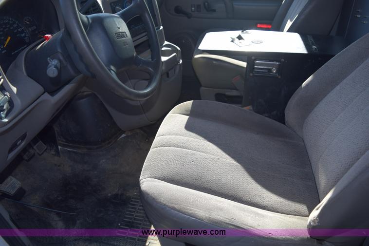 image for item E6095 2001 GMC Safari van