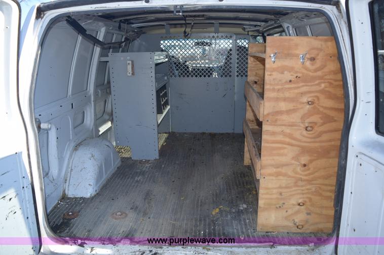 image for item E6095 2001 GMC Safari van