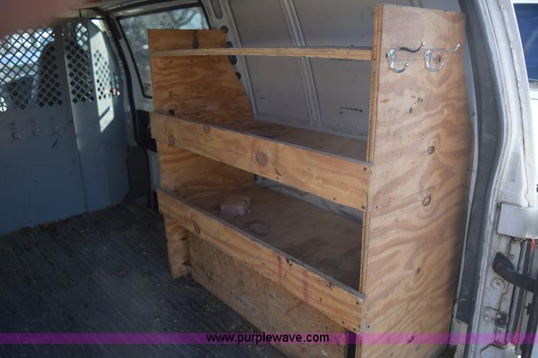 image for item E6095 2001 GMC Safari van