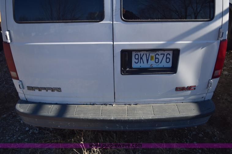 image for item E6095 2001 GMC Safari van