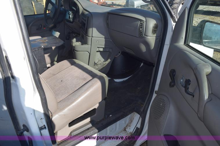 image for item E6095 2001 GMC Safari van