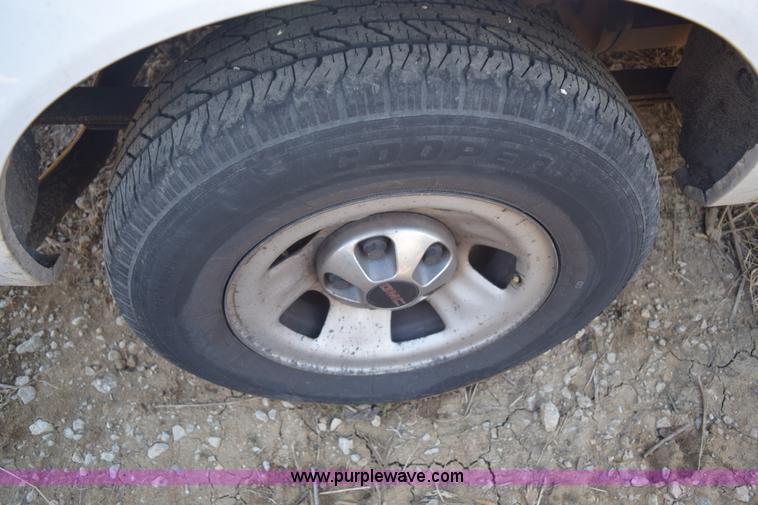 image for item E6095 2001 GMC Safari van