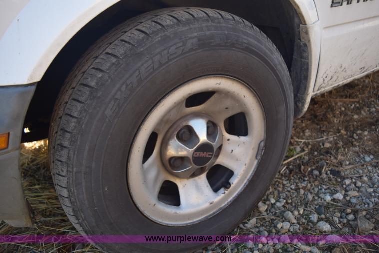 image for item E6095 2001 GMC Safari van