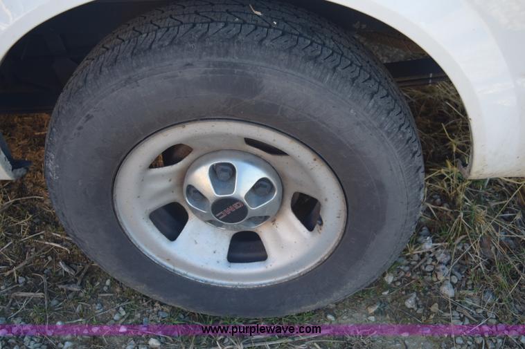 image for item E6095 2001 GMC Safari van