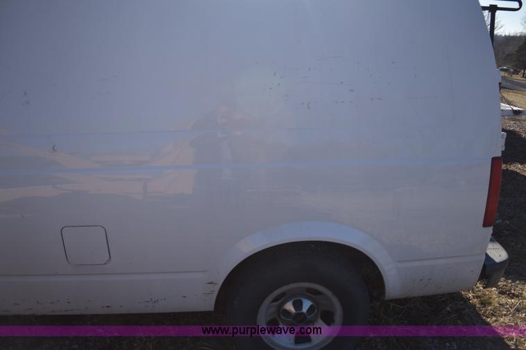 image for item E6095 2001 GMC Safari van