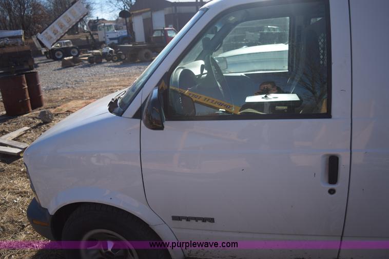 image for item E6095 2001 GMC Safari van
