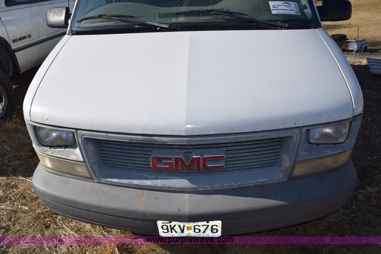 image for item E6095 2001 GMC Safari van