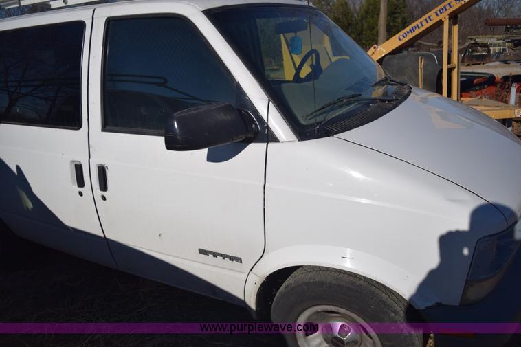 image for item E6095 2001 GMC Safari van