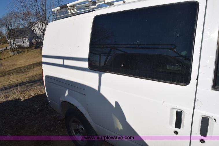 image for item E6095 2001 GMC Safari van