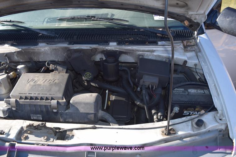 image for item E6095 2001 GMC Safari van