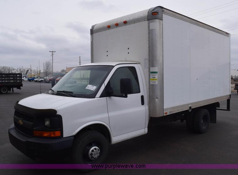 image for item E6133 2008 Chevrolet Express 3500 box truck