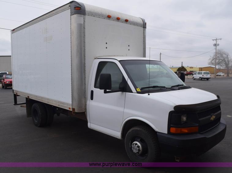 image for item E6133 2008 Chevrolet Express 3500 box truck
