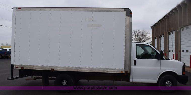 image for item E6133 2008 Chevrolet Express 3500 box truck