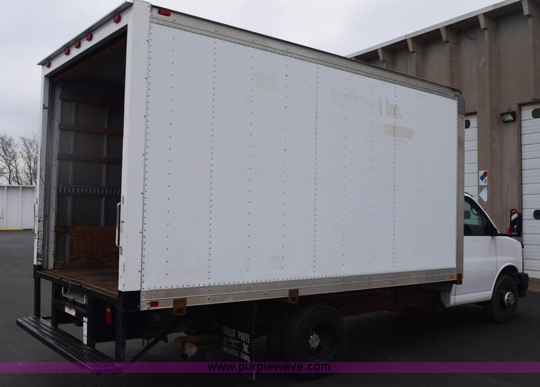 image for item E6133 2008 Chevrolet Express 3500 box truck