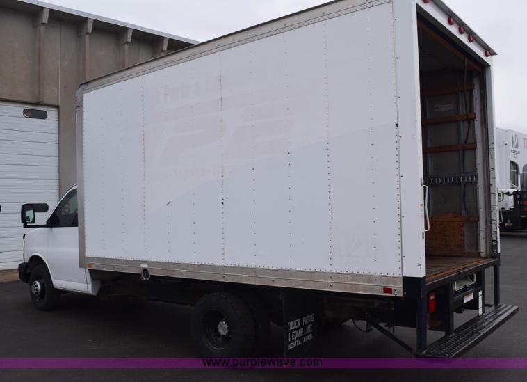 image for item E6133 2008 Chevrolet Express 3500 box truck