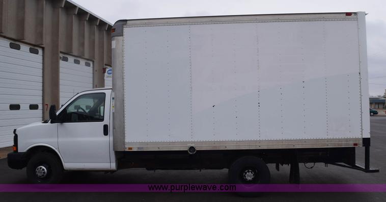image for item E6133 2008 Chevrolet Express 3500 box truck