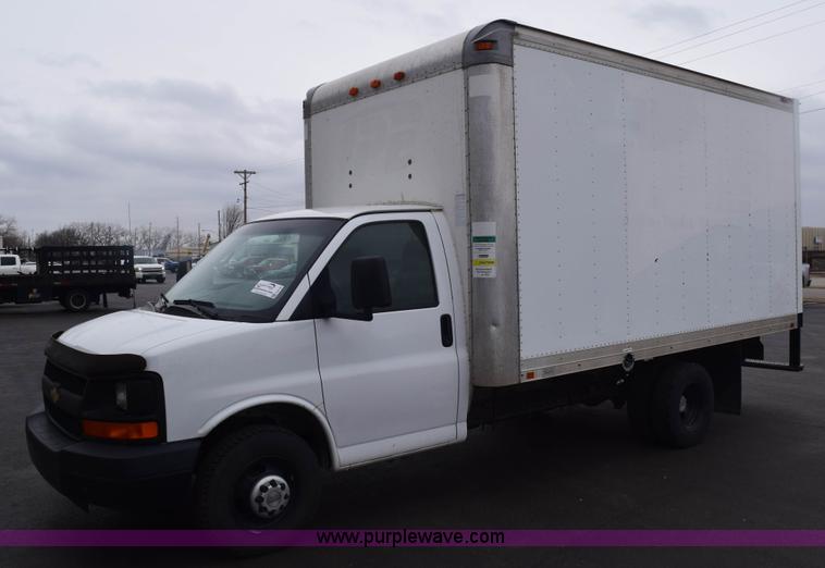 image for item E6133 2008 Chevrolet Express 3500 box truck