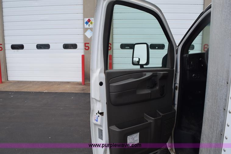 image for item E6133 2008 Chevrolet Express 3500 box truck