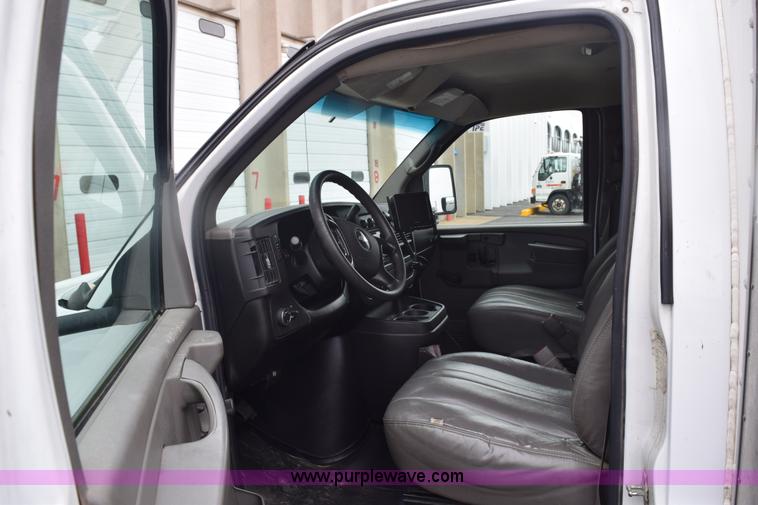 image for item E6133 2008 Chevrolet Express 3500 box truck