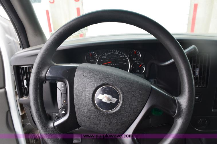 image for item E6133 2008 Chevrolet Express 3500 box truck