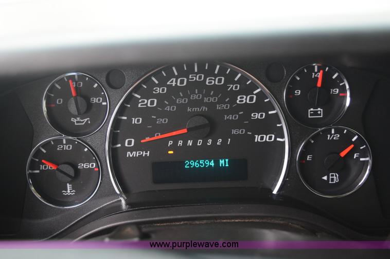 image for item E6133 2008 Chevrolet Express 3500 box truck