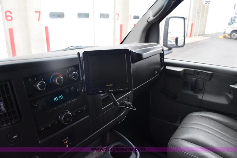 image for item E6133 2008 Chevrolet Express 3500 box truck