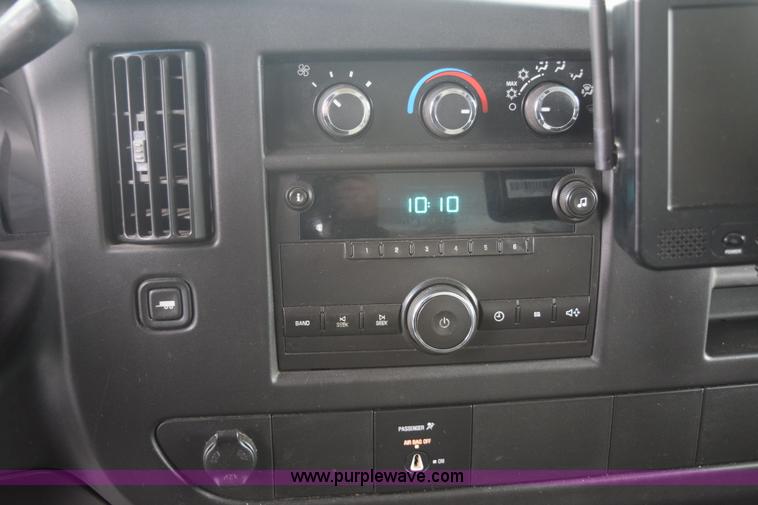 image for item E6133 2008 Chevrolet Express 3500 box truck