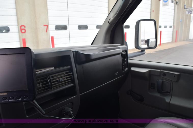 image for item E6133 2008 Chevrolet Express 3500 box truck