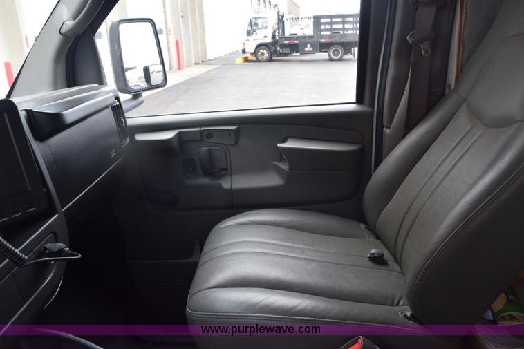 image for item E6133 2008 Chevrolet Express 3500 box truck