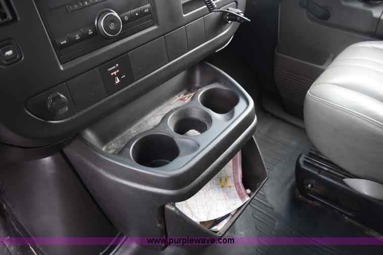 image for item E6133 2008 Chevrolet Express 3500 box truck