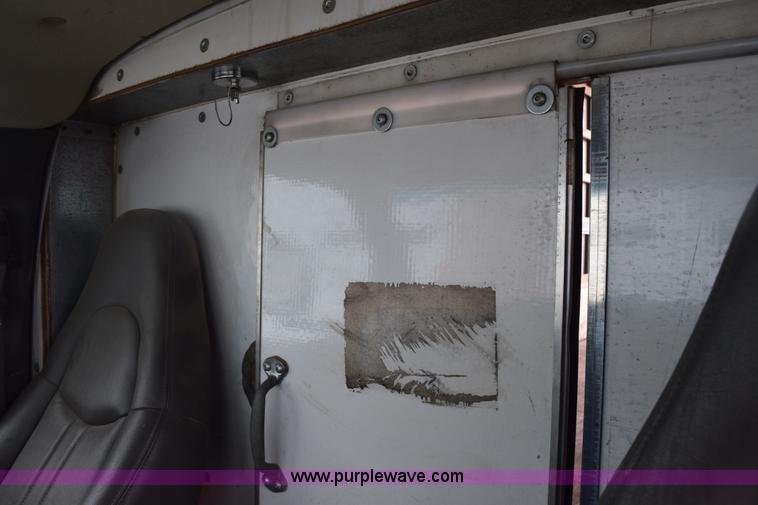 image for item E6133 2008 Chevrolet Express 3500 box truck
