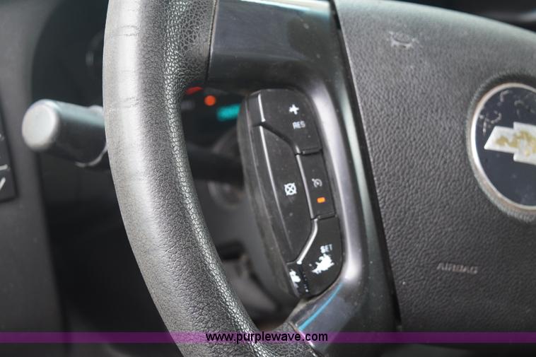 image for item E6133 2008 Chevrolet Express 3500 box truck