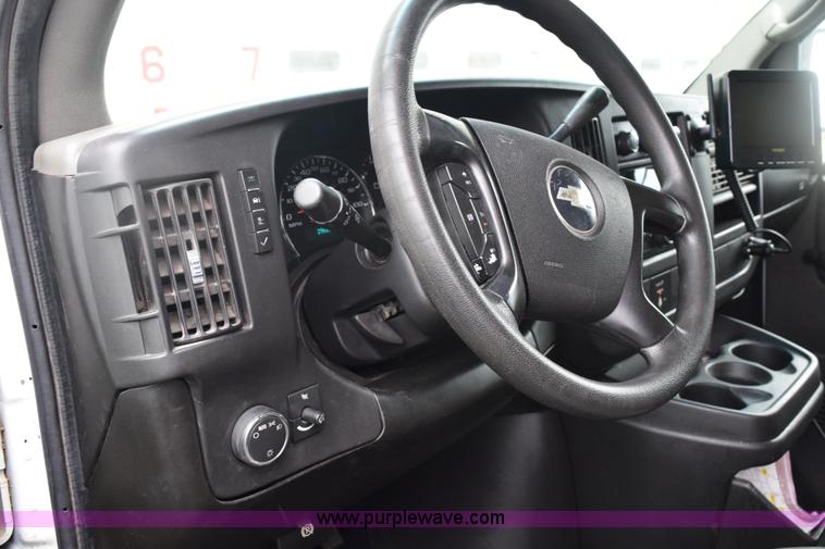 image for item E6133 2008 Chevrolet Express 3500 box truck