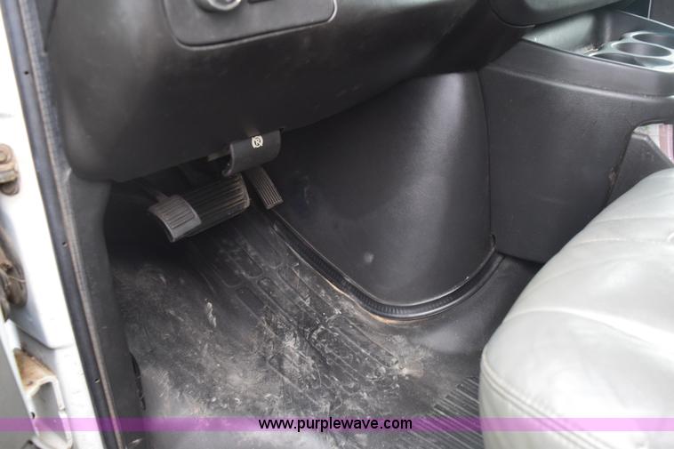 image for item E6133 2008 Chevrolet Express 3500 box truck
