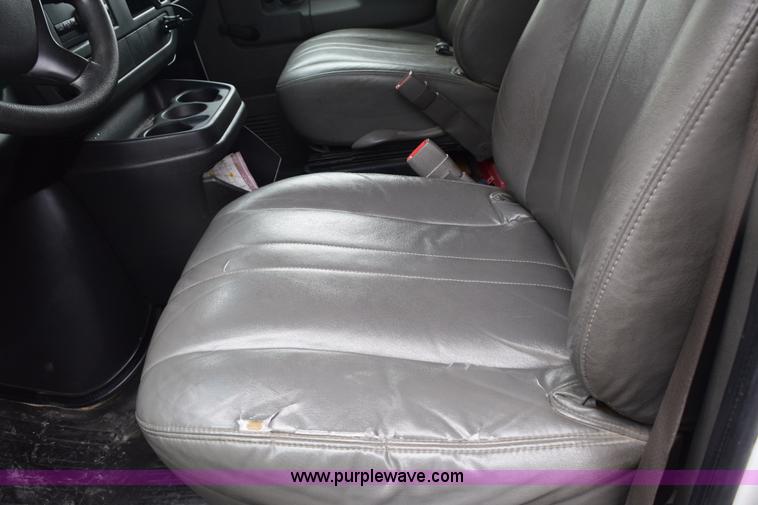 image for item E6133 2008 Chevrolet Express 3500 box truck