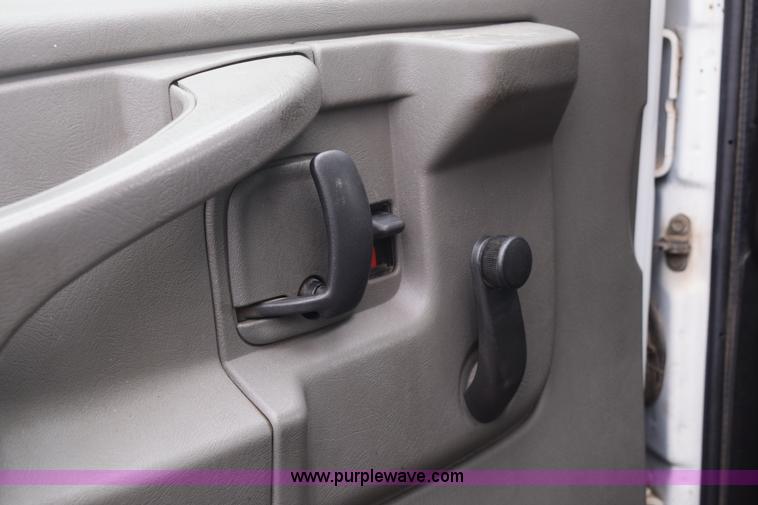 image for item E6133 2008 Chevrolet Express 3500 box truck