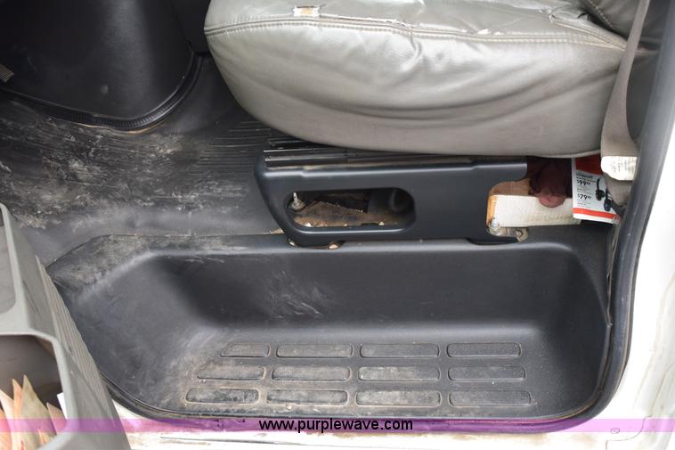 image for item E6133 2008 Chevrolet Express 3500 box truck