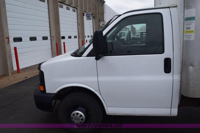 image for item E6133 2008 Chevrolet Express 3500 box truck