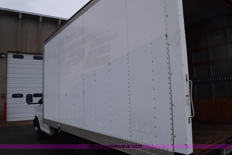 image for item E6133 2008 Chevrolet Express 3500 box truck
