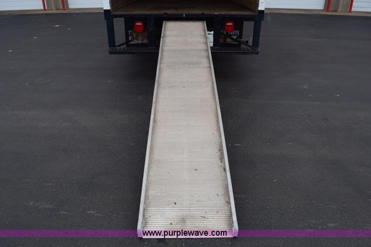 image for item E6133 2008 Chevrolet Express 3500 box truck