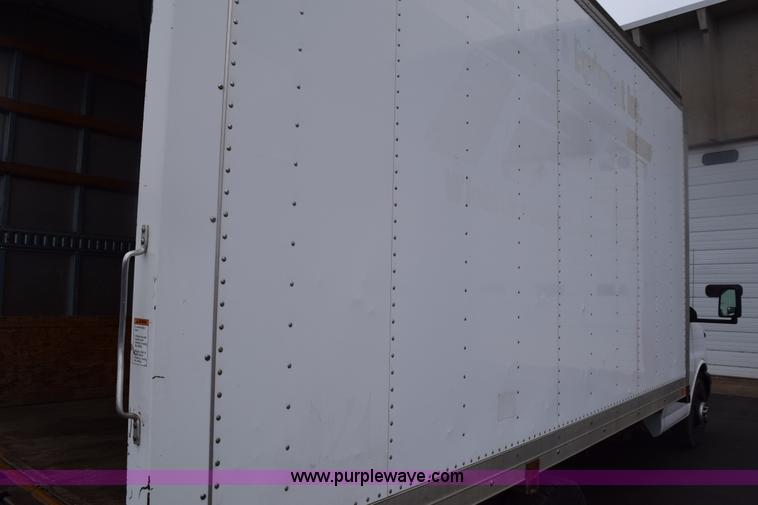 image for item E6133 2008 Chevrolet Express 3500 box truck