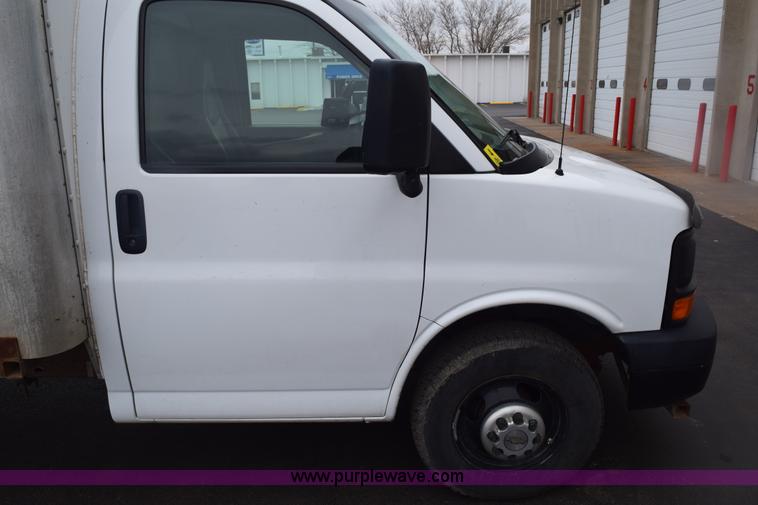 image for item E6133 2008 Chevrolet Express 3500 box truck