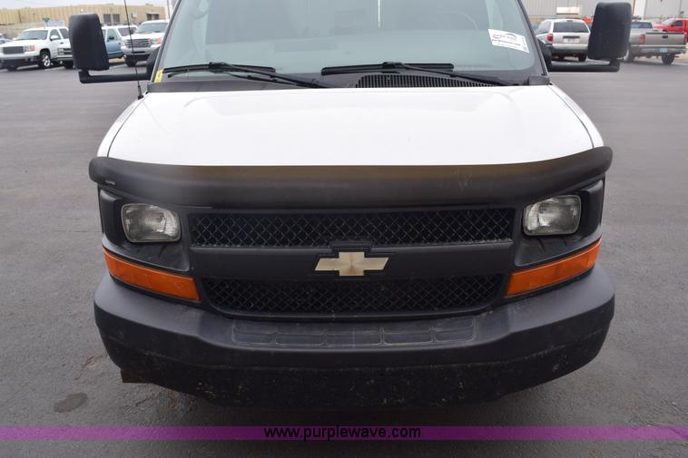 image for item E6133 2008 Chevrolet Express 3500 box truck