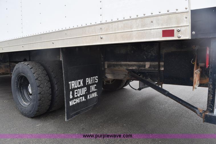 image for item E6133 2008 Chevrolet Express 3500 box truck